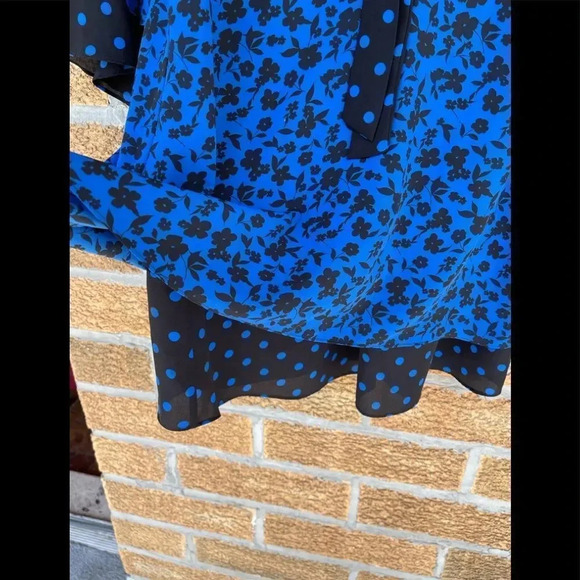 alice + olivia
Wellesly Tie Neck Trumpet Sleeve - Picture 11 of 13